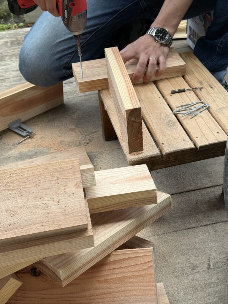 巣箱の組み立て作業