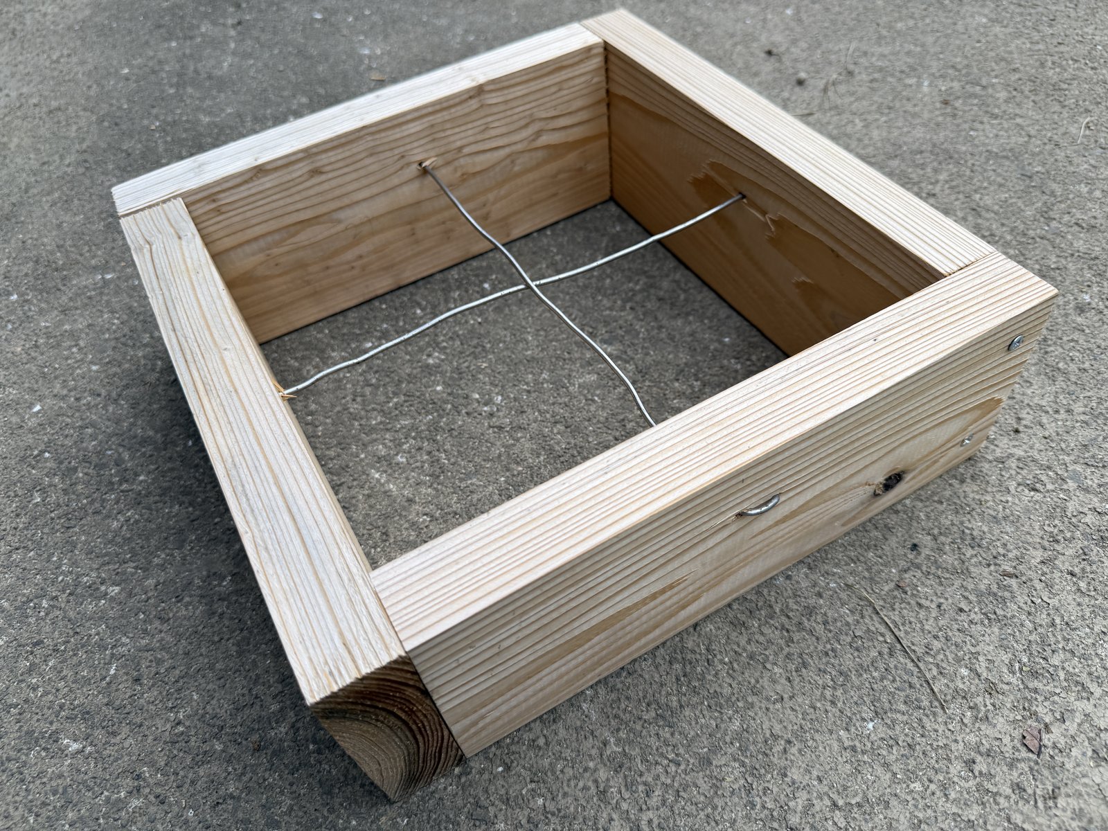新しく作った巣箱の一段